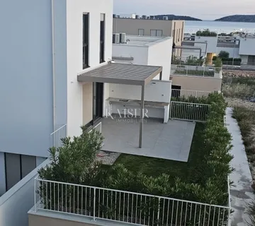 Brodarica, Šibenik - Luksuzni dvoetažni stan s vrtom i terasom, 50 m od mora