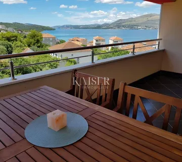 Trogir,Čiovo- trosoban stan (93 m2) s pogledom na more, blizu plaže - Žedno, Trogir