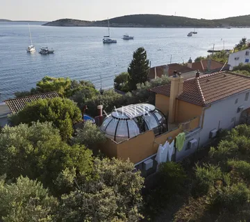 Martinšćica, otok Cres, mediteranska vila uz plažu - cover
