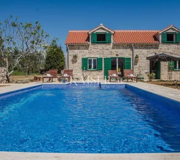 ZADAR – PRIVLAKA | Kamena kuća s bazenom i mediteranskim vrtom