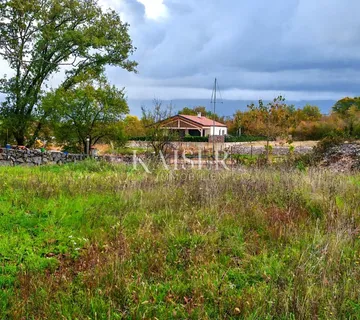 Otok Krk, Dobrinj- građevinsko zemljište 660m2 u mirnom okruženju