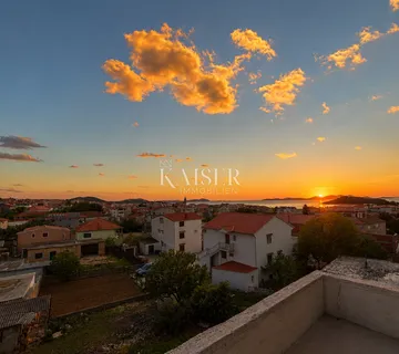 Pakoštane – dvoetažni stan s krovnom terasom i pogledom na more, 300 m od plaže
