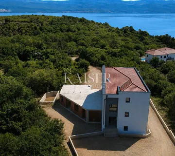 Otok Krk, Vrbnik- moderan stan 100m2 velikom terasom i pogledom na more