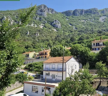 Istra, Labin - renovirana kuća s tri stana, 270 m2
