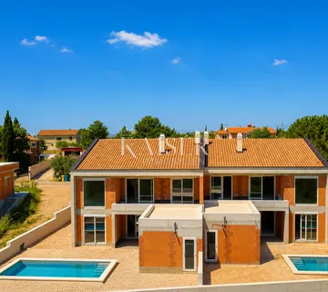 Istra, Vodnjan- moderna dvojna vila 260m2 s bazenom u mirnom okruženju