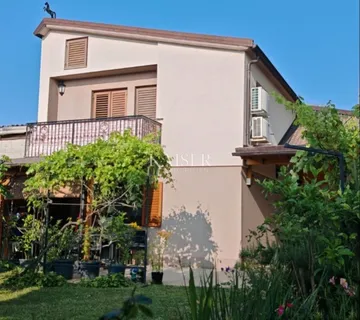 Istra, Medulin - dvojna kuća sa dva stana s pogledom na more