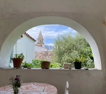 Otok Cres-Lošinj, Osor, bivši samostan, 50 m od mora - cover