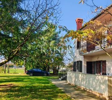 Istra,Poreč- kuća 200m2 s građevinskom parcelom 2600m2