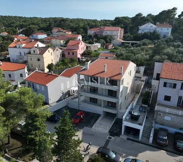 Luksuzan apartman u novogradnji s vrtom i garažom – Centar, Mali Lošinj