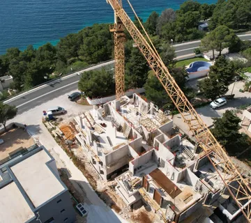 Primošten - Jedinstven stan s vrtom od 100 m² na prvom katu, 20m do mora