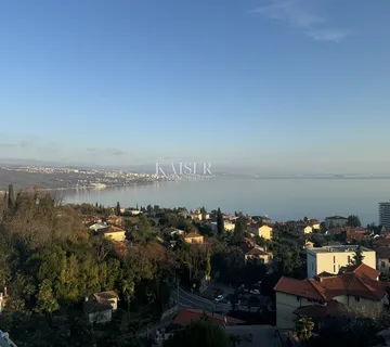 Opatija, penthous s pogledom i krvonom terasom s bazenom