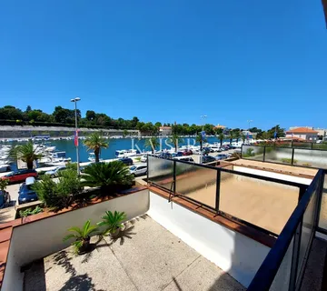 Zadar, prvi red do mora, četverosoban stan s pogledom na uvalu Jazine