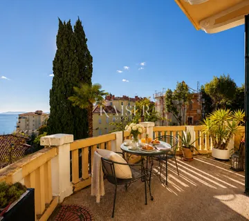 Opatija – Rijetka prilika za kupnju dvaju apartmana u povijesnoj vili blizu mora