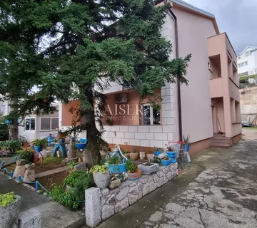 Novi Vinodolski - kuća sa 8 apartmana u blizini mora - cover