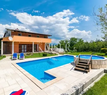 Istra - Motovun, kuća sa bazenom na 5560 m2 građevinske parcele