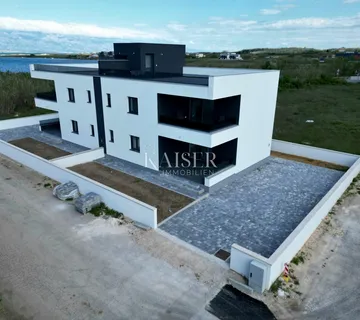 Zadar – Privlaka, stan s krovnom terasom 150 m od mora
