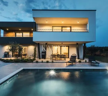 Istra, Umag, moderna vila s tri stana i bazenom - cover