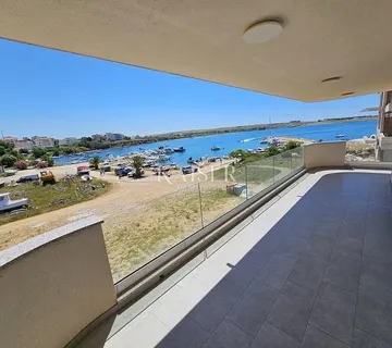 Pag, Povljana - apartman 56 m2 prvi red do mora