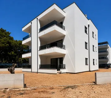 Stan S1 s privatnim vrtom, 300 m od mora - Pakoštane