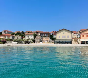 Otok Cres, Cres - kuća sa 4 stana, 288m2, 50m od mora sa prekrasnim pogledom - cover