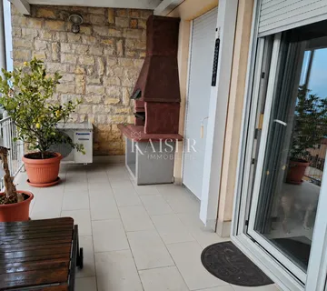 Istra, Novigrad, stan 115m2 sa bezenom i pogledom na more