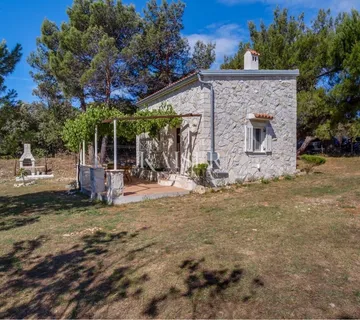 Mali Lošinj - kamena kućica u prirodi - cover