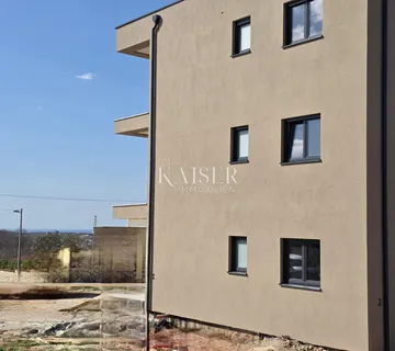 Istra, Poreč - stan u prizemlju s vrtom 400 m2