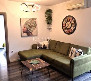 Otok Krk, grad Krk- moderan stan 55m2 s okućnicom