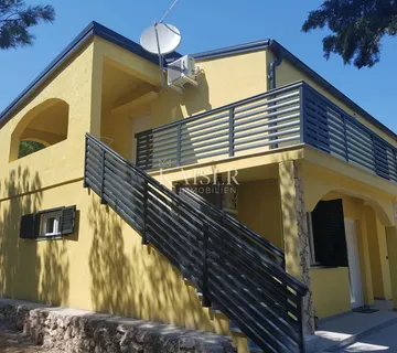 Otok Vir- Kuća 220m2 ,s 3 apartmana