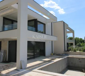 Krk, novogradnja, dvosobni dvoetažni stan s bazenom - cover