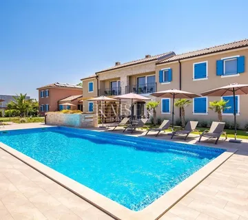 Istra - Poreč, ekskluzivna vila sa 6 apartmana blizu mora