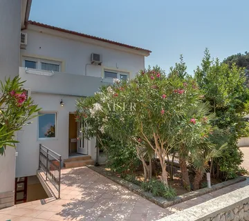 Mali Lošinj - predivna vila 200m od mora - cover