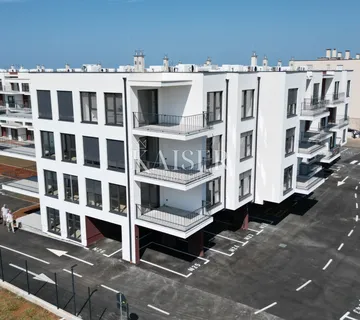 Istra, Umag – dvosoban stan sa dnevnim boravkom, 71m2, prizemlje sa okućnicom