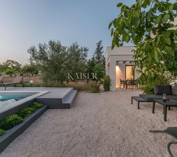 Zadar -luksuzna vila  s bazenom u oazi  zelenila - cover