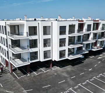 Istra, Umag – jednosoban stan sa dnevnim boravkom, u novogradnji 45m2, prvi kat