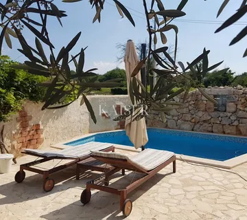 Otok Krk, Malinska- kamena kuća 120m2 s bazenom - Malinska, Malinska-Dubašnica