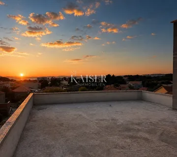 Pakoštane – stan s krovnom terasom i pogledom na more, garaža + parking