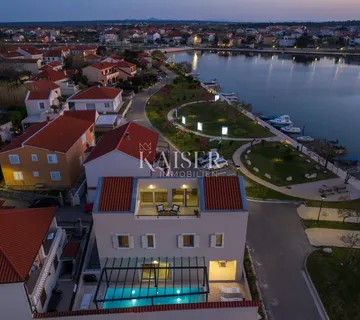 Zadar, Nin: Luksuzna Vila 1. red do mora s grijanim bazenom