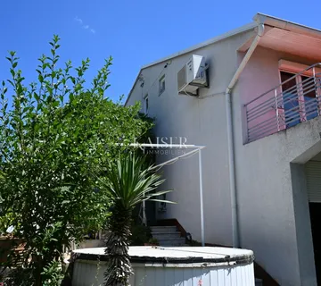 Crikvenica - trosoban stan sa velikom okućnicom