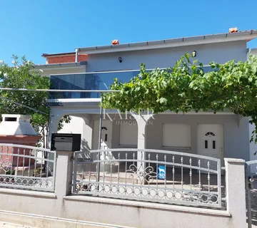 Zadar, Vir : kuća s 4 apartmana 200 m od mora