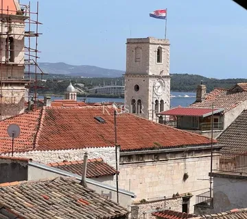 Šibenik, Povijesna kuća u srcu starog grada s pogledom na "turski sat"