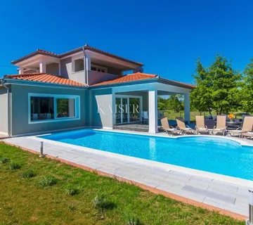 Labin - kuća s bazenom, 180 m2