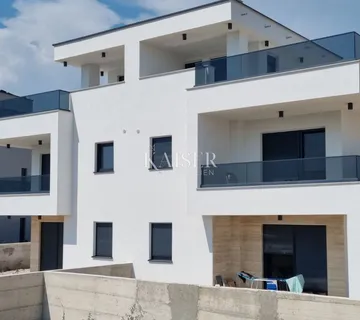 Vodice, Srima- Dvojna kuća s bazenom 250m od mora - Srima, Vodice
