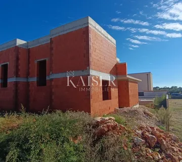 Istra, Pula- moderna dvojna kuća 120m2 s bazenom i terasom