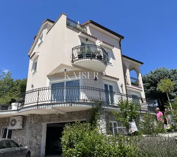 Matulji, Mihelići – Impozantna vila sa dva stana i bazenom