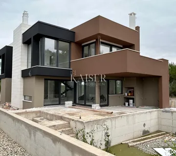 Zadar, Privlaka – novogradnja, luksuzna vila s bazenom u borovoj šumi, korak do pješčane plaže - cover