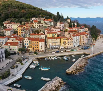 Mošćenička Draga, centar, stan I red do mora, dvije etaže, balkon