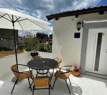 Istra, Labin - renovirana kuća s tri stana, 270 m2