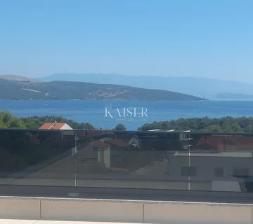 Krk, luksuzan penthouse s krovnom terasom od 88 m² i panoramskim pogledom