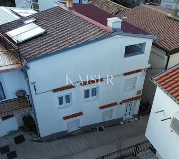 Crikvenica, Selce - novoadaptirana kuća sa 2 stana i parkingom - Selce, Crikvenica